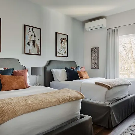 The Johnny - Stylish Rooftop Retreat In Nashville